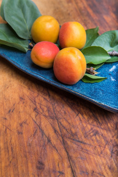 红杏 杏 水果 树叶 盘子