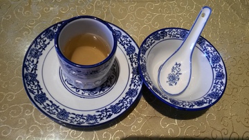 茶碗 盘子 勺子 茶水