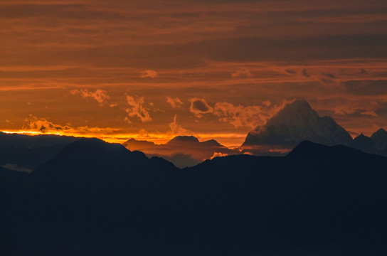 霞光里的群山