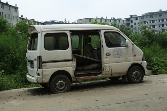 泄气的面包车