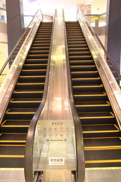 商场自动扶梯