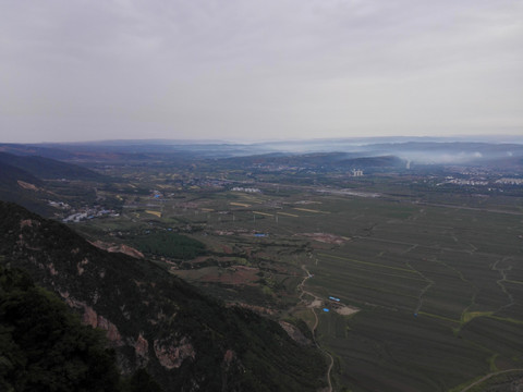 绵山下的田野