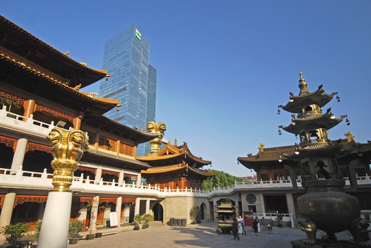 上海静安寺内景 香炉及钟楼