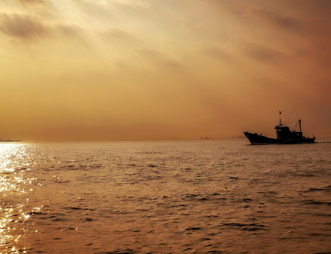 海上渔船和夕阳晚霞