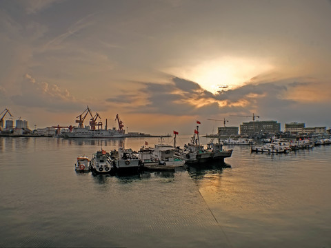 青岛港小港码头渔船夕阳全景