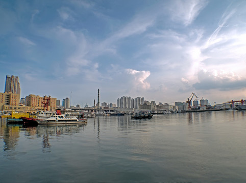 青岛港小港码头蓝天白云全景