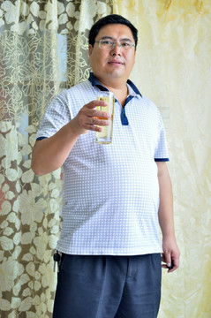 男人 喝啤酒