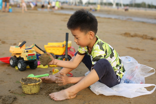 金沙滩玩沙儿童