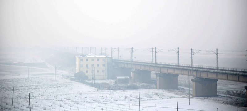 雪中铁路桥