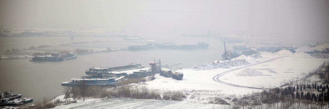 雪中河流码头
