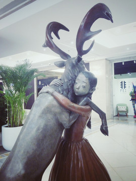 雕塑抱着鹿的小女孩