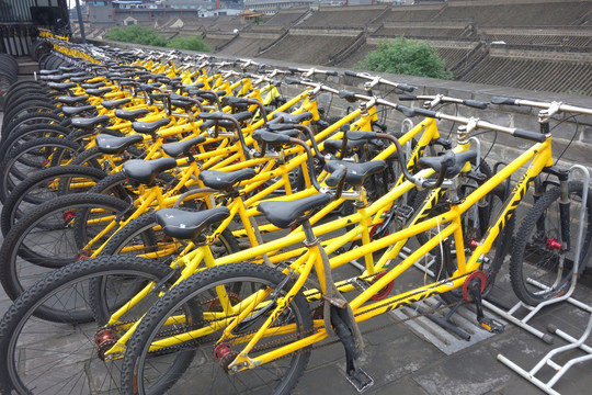 黄色自行车 西安 古城墙
