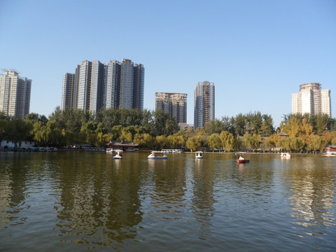 西安兴庆公园龙池湖边城市建筑