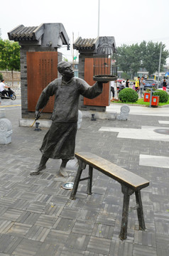 街头铜雕像 托鸟笼的男人
