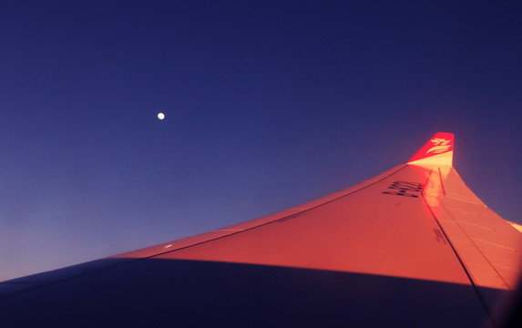 飞机 翅膀 蓝天 月亮 日出