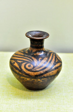 新石器时代旋纹彩陶壶