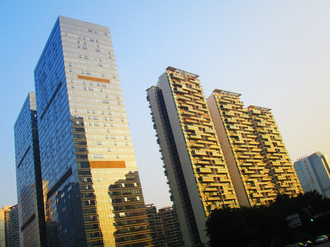 沐浴阳光的城市 城市的早上