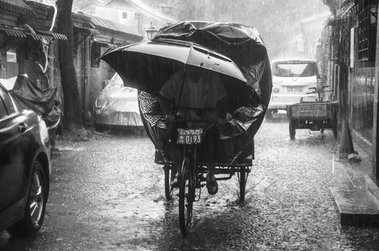 雨里的三轮车夫 黑白照片