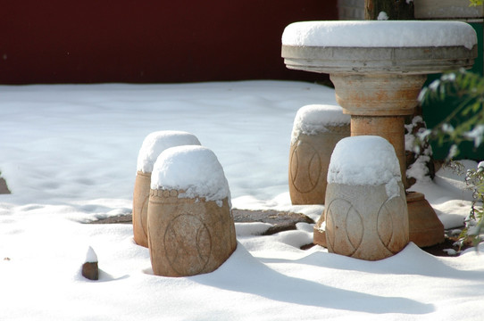 石桌石凳雪景