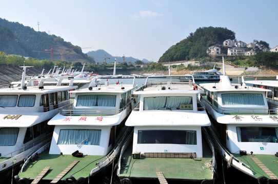 杭州千岛湖边的游船