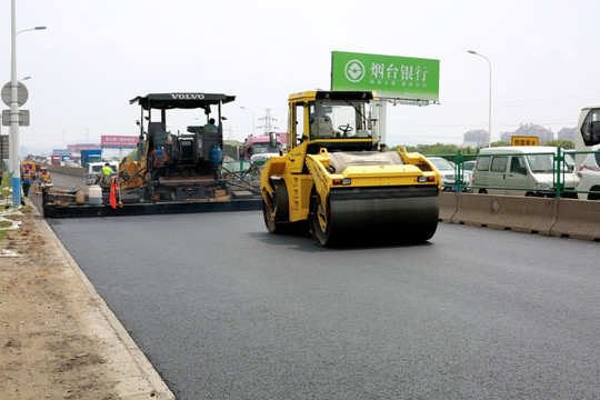 柏油路压路机