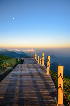 阳光高山栈道