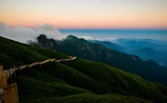 晨光远山