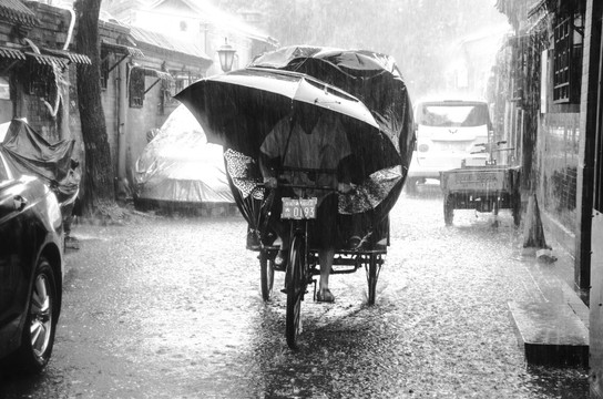 雨里的三轮车夫