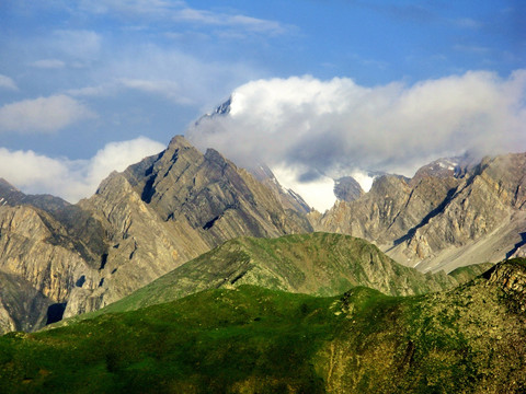 岷山主峰雪宝顶