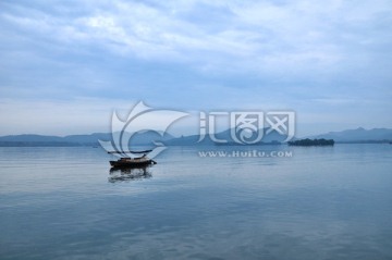 杭州西湖湖面上的手摇船