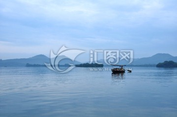 杭州西湖湖面上的手摇船