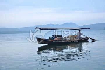 杭州西湖湖面上的手摇船