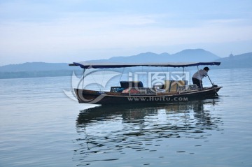 杭州西湖湖面上的游船