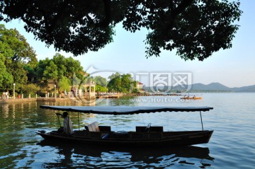 杭州西湖边的一艘船