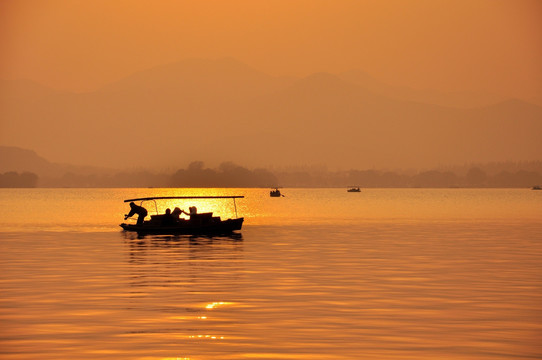 杭州西湖湖面上的游船