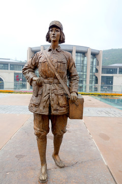 抗战女兵雕塑