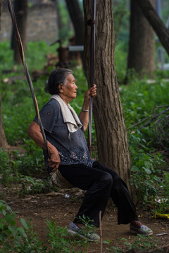 留守老人 荡秋千的老人