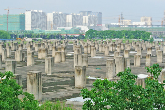 水泥桩 房地产 烂尾楼