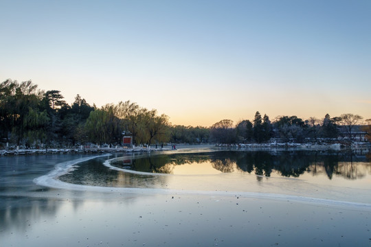 北京大学校园风光未名湖冰面冬景