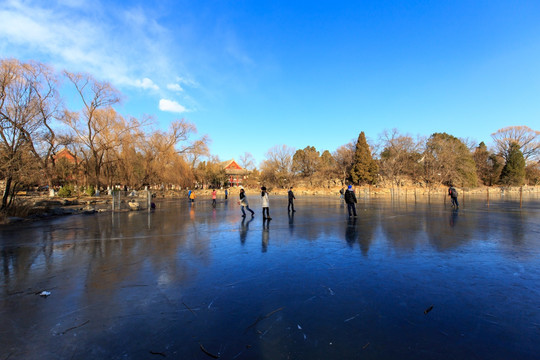 北京大学校园风光未名湖冬天结冰