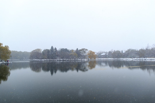 北京大学校园风光未名湖冬天雪景