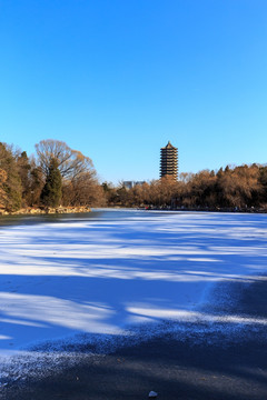 北京大学未名湖冬天结冰博雅塔