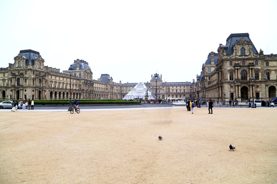 法国巴黎 卢浮宫 远景