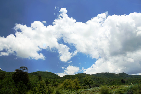 蓝天白云青山