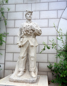 戴大红花的战士 雕塑