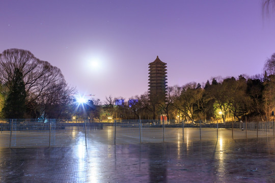 北大校园未名湖冰场博雅塔月夜