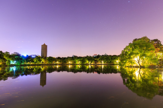 北大校园风光未名湖博雅塔夜景