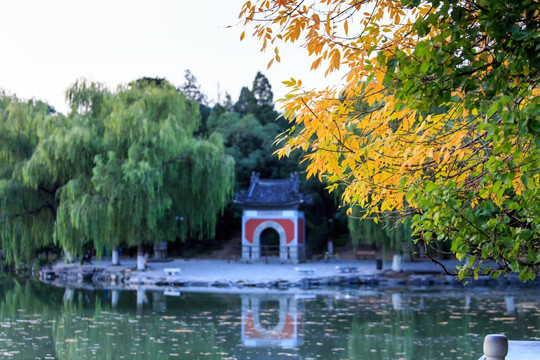 北大校园风光未名湖慈济寺山门