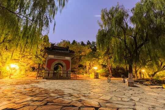 北大校园未名湖畔慈济寺山门夜景