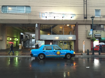 雨中的日本街头街景